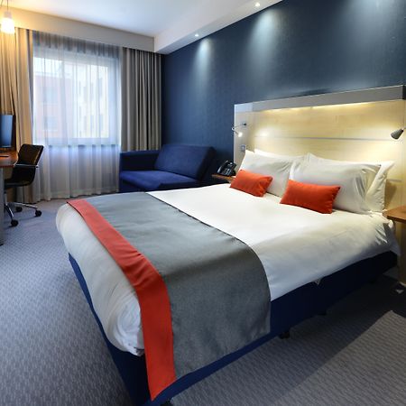 Holiday Inn Express Dublin-Airport By Ihg Сантри Екстериор снимка