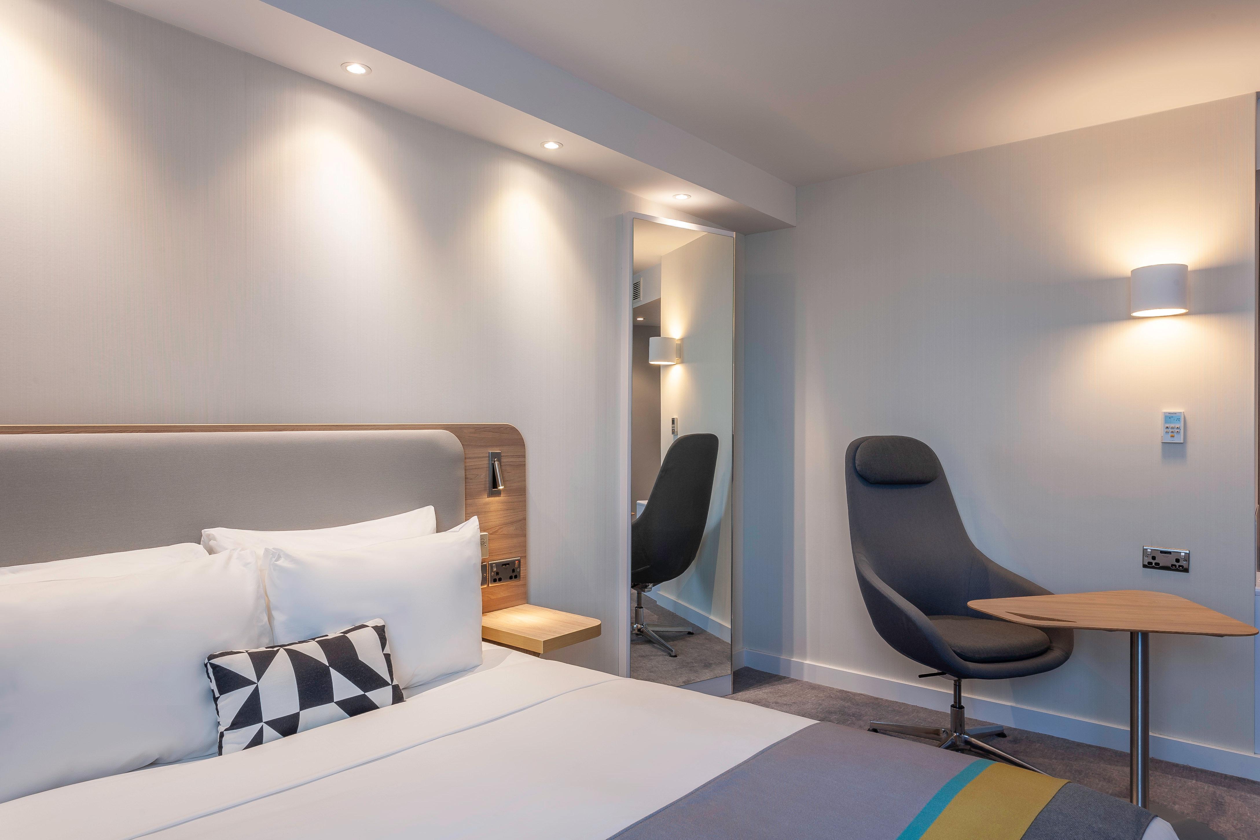 Holiday Inn Express Dublin-Airport By Ihg Сантри Екстериор снимка