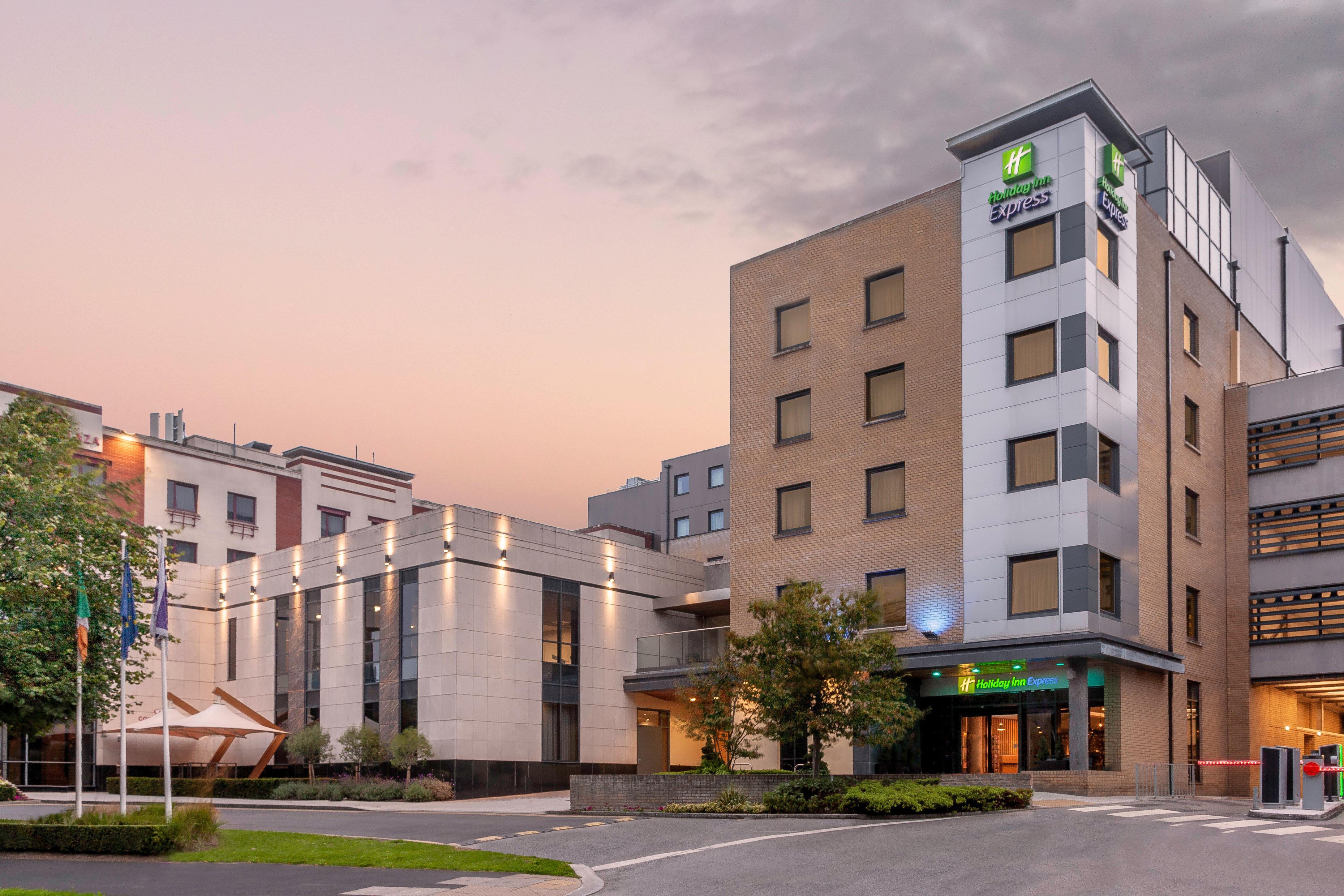 Holiday Inn Express Dublin-Airport By Ihg Сантри Екстериор снимка