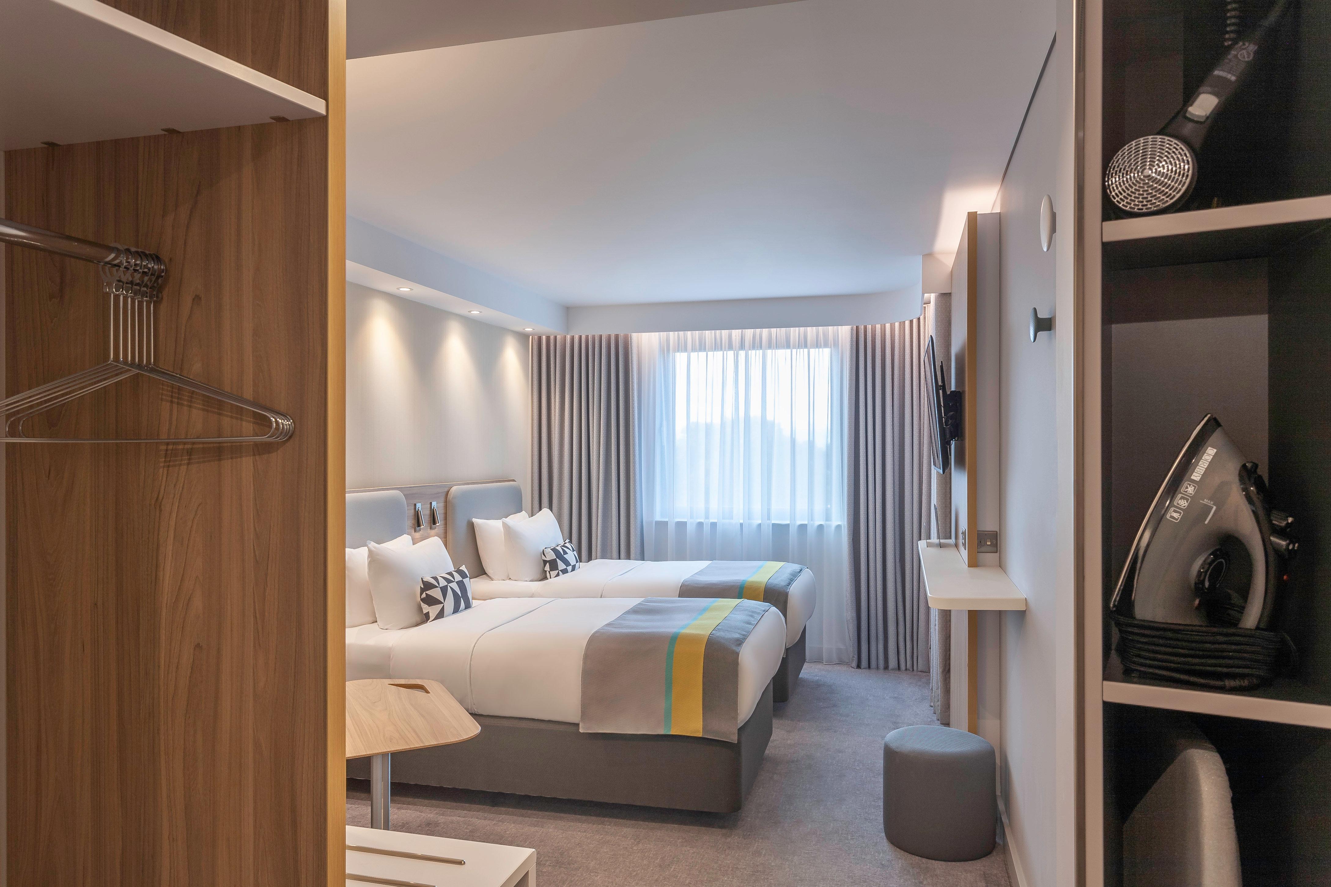 Holiday Inn Express Dublin-Airport By Ihg Сантри Екстериор снимка
