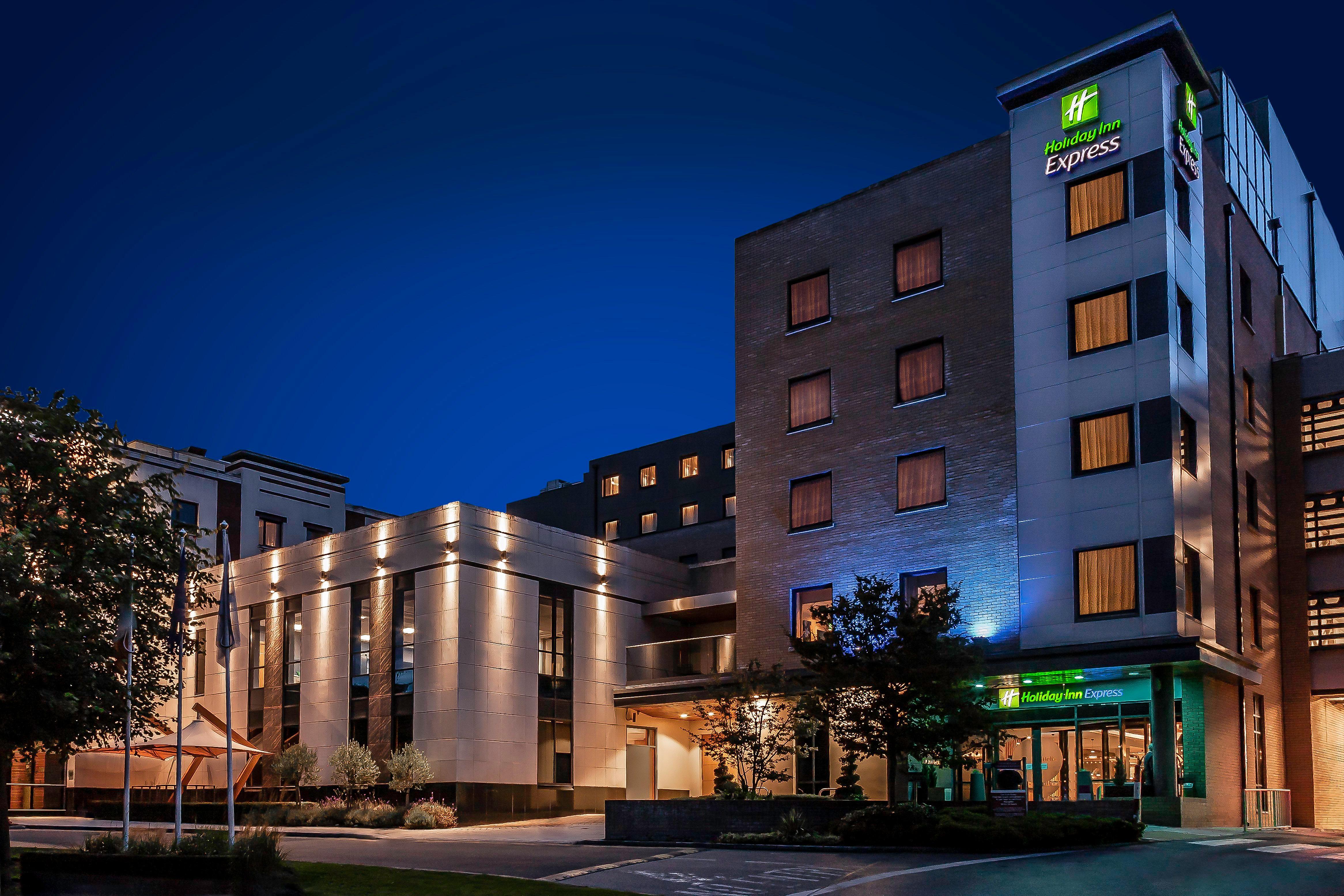 Holiday Inn Express Dublin-Airport By Ihg Сантри Екстериор снимка