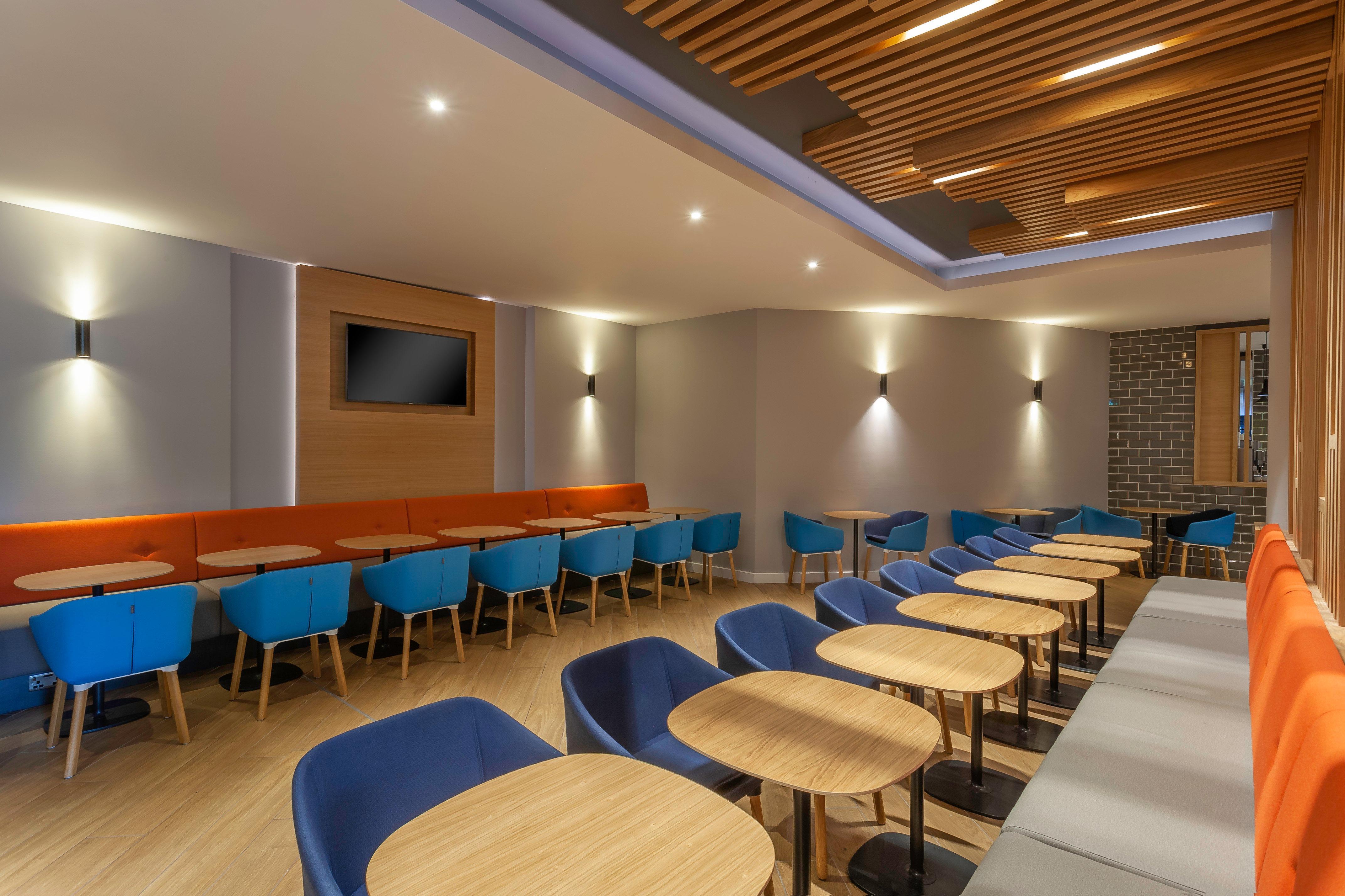 Holiday Inn Express Dublin-Airport By Ihg Сантри Екстериор снимка