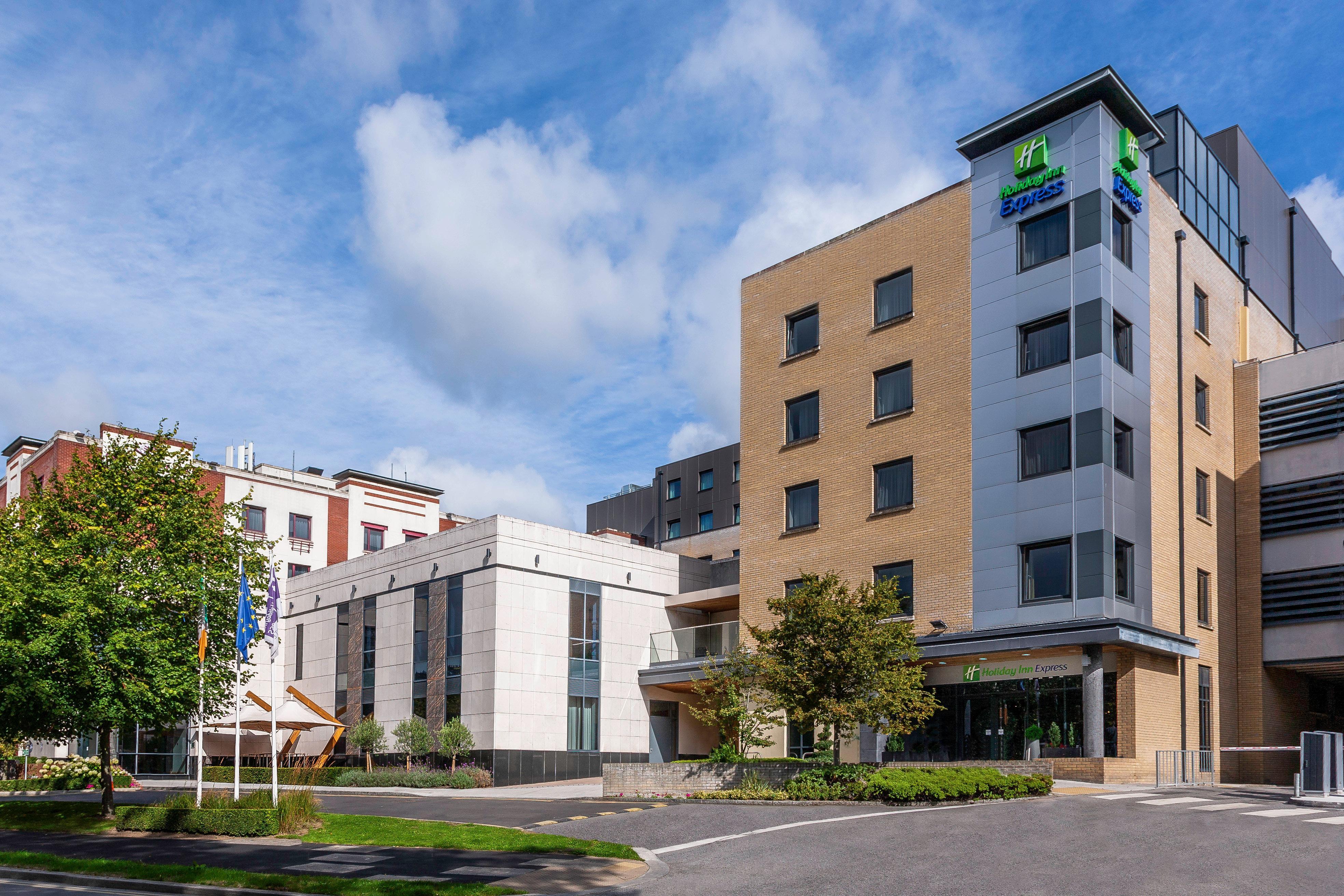 Holiday Inn Express Dublin-Airport By Ihg Сантри Екстериор снимка