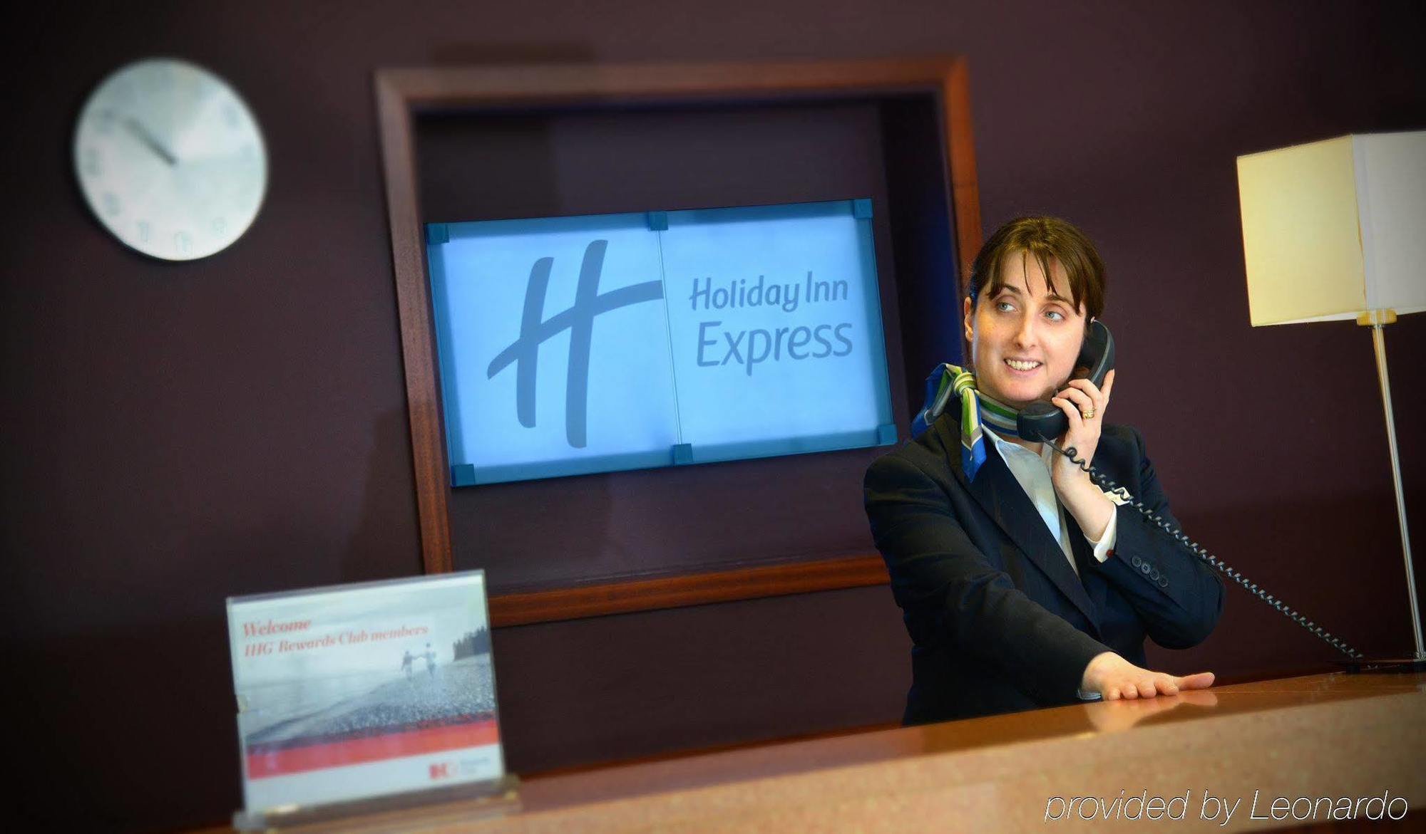Holiday Inn Express Dublin-Airport By Ihg Сантри Екстериор снимка