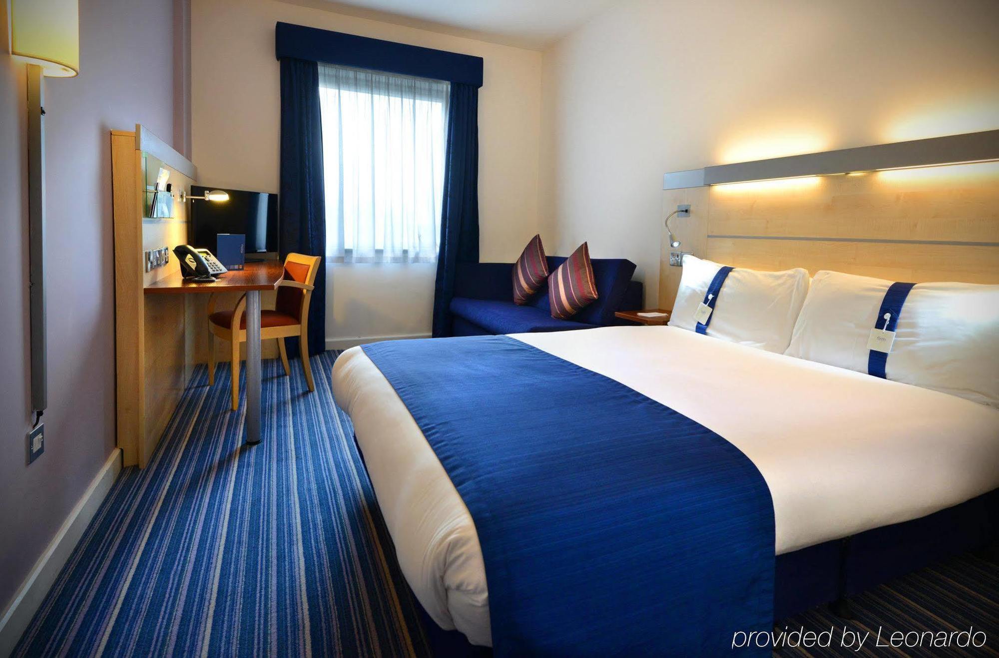 Holiday Inn Express Dublin-Airport By Ihg Сантри Екстериор снимка