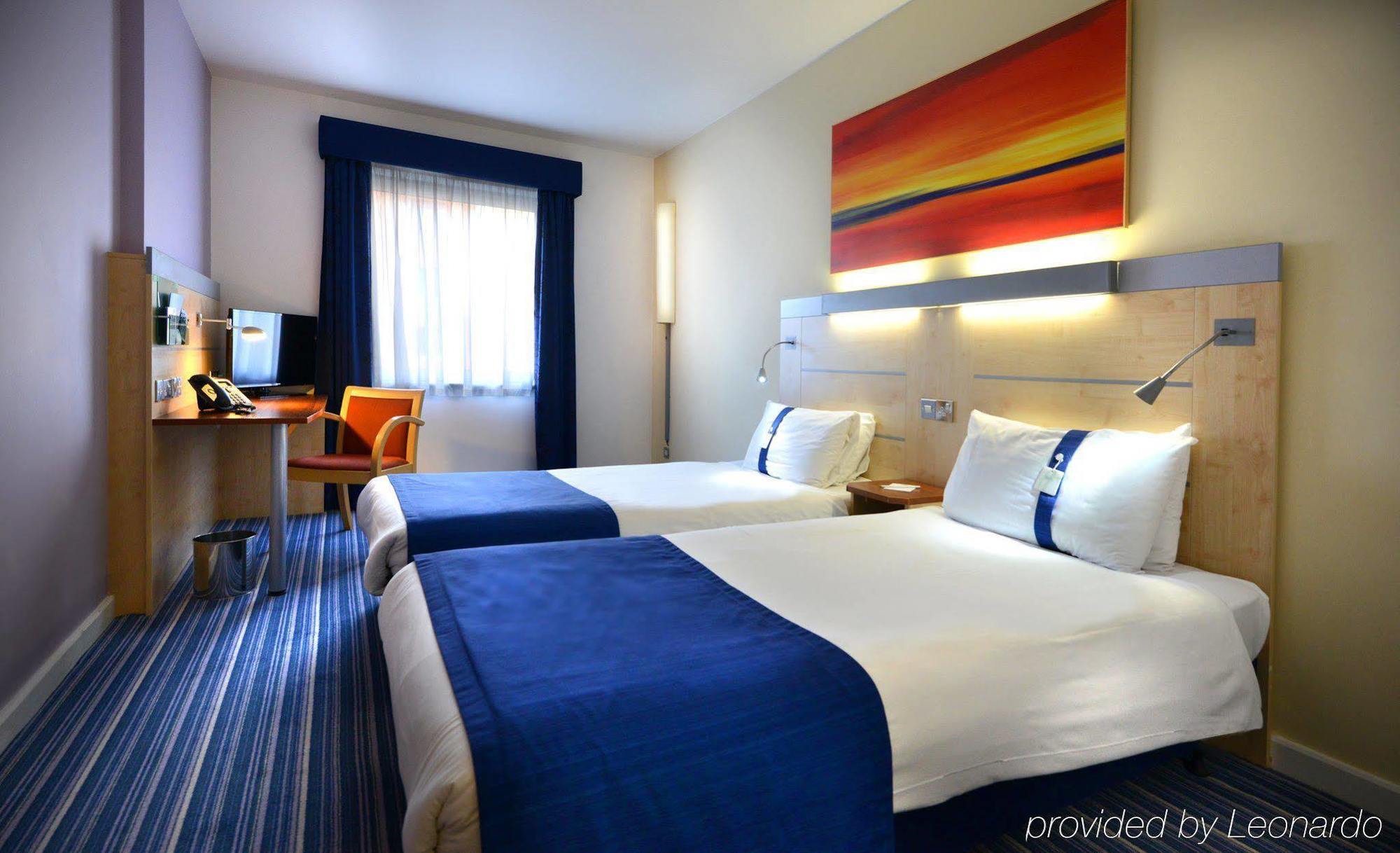 Holiday Inn Express Dublin-Airport By Ihg Сантри Екстериор снимка